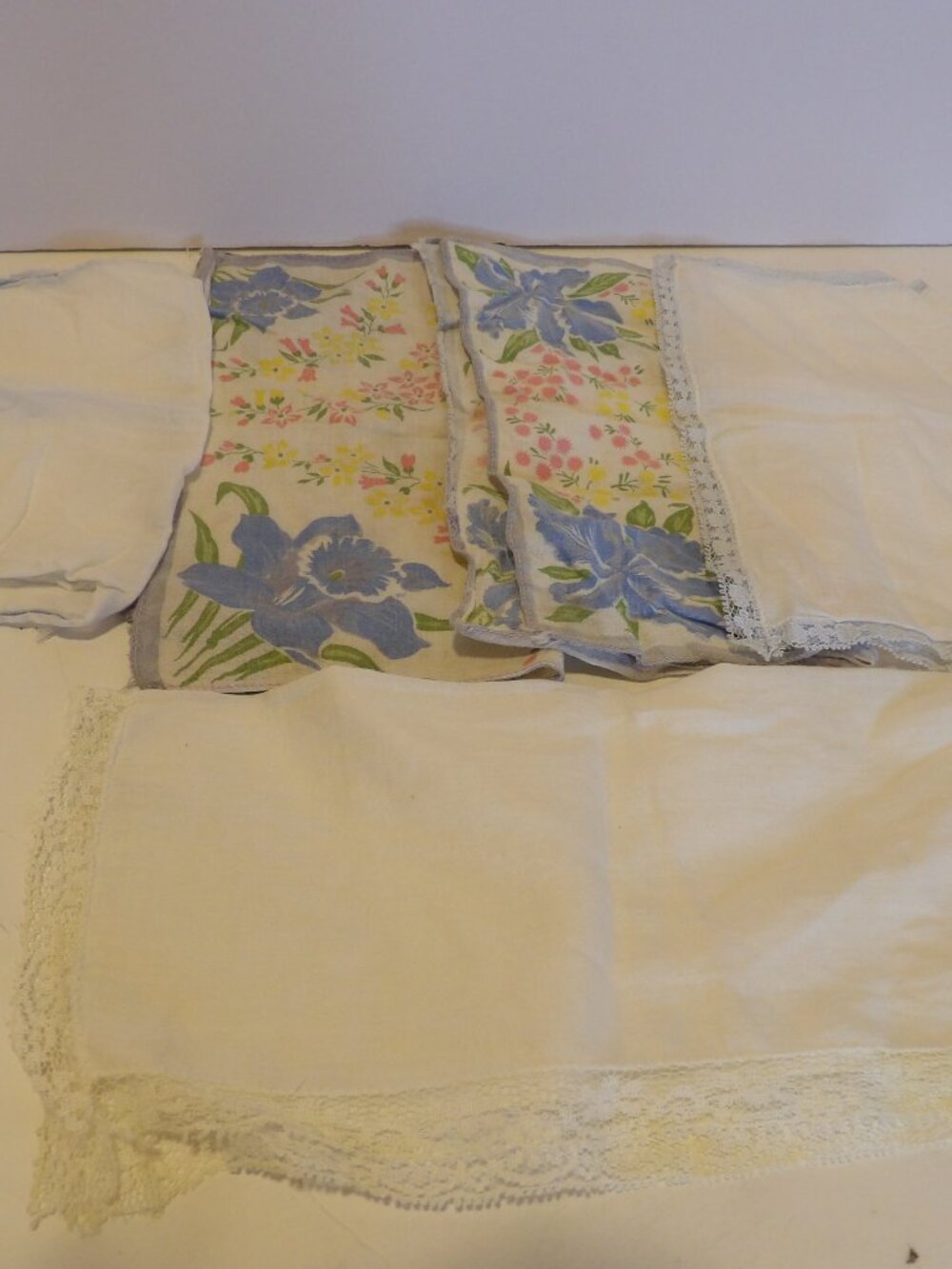 +-Vintage Hankies Handkerchiefs Lot of 5 Women's Colorful Floral/Lace
